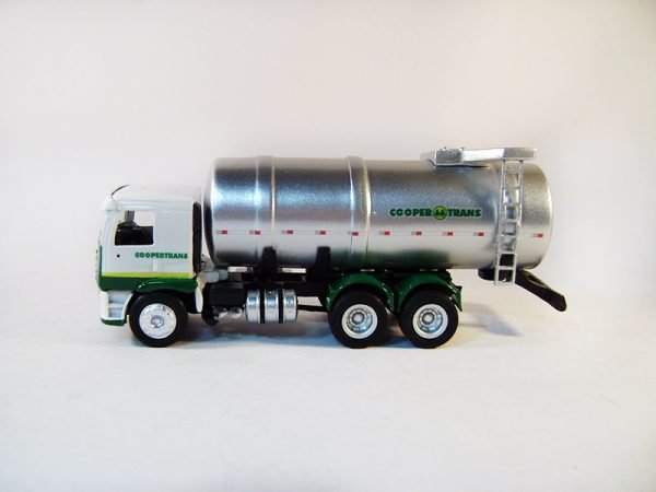 Miniatura de caminhão personalizado, fabricação nacional, GLP reto truck 1:50, cabine VW Constellation e personalização Coopertrans.