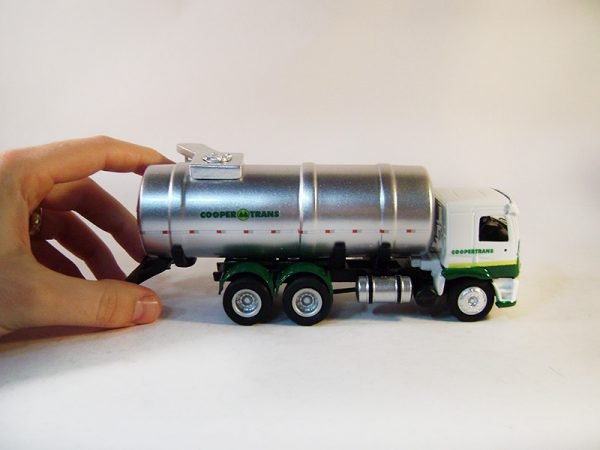 Miniatura de caminhão personalizado, fabricação nacional, GLP reto truck 1:50, cabine VW Constellation e personalização Coopertrans.