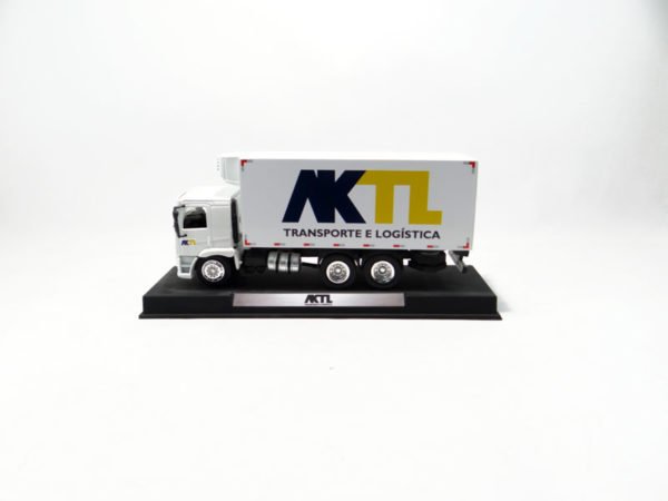 Miniatura de caminhão personalizado, fabricação nacional, com baú frigorífico truck, cabine VW Constellation em escala 1:50 e personalização AKTL Transportes e Logística.