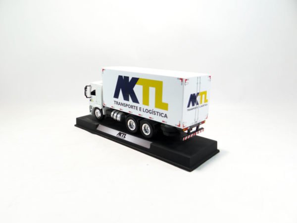 Miniatura de caminhão personalizado, fabricação nacional, com baú frigorífico truck, cabine VW Constellation em escala 1:50 e personalização AKTL Transportes e Logística.