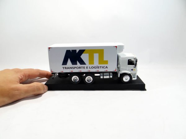 Miniatura de caminhão personalizado, fabricação nacional, com baú frigorífico truck, cabine VW Constellation em escala 1:50 e personalização AKTL Transportes e Logística.