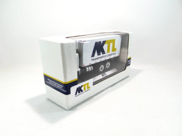 Miniatura de caminhão personalizado, fabricação nacional, com baú frigorífico truck, cabine VW Constellation em escala 1:50 e personalização AKTL Transportes e Logística.