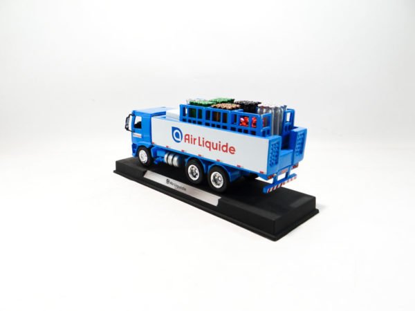 Miniatura de caminhão personalizado, fabricação nacional, Químico 8 Engradados truck, cabine VW Worker em escala 1:87, personalizado Air Liquide.