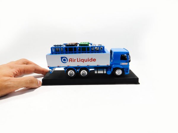 Miniatura de caminhão personalizado, fabricação nacional, Químico 8 Engradados truck, cabine VW Worker em escala 1:87, personalizado Air Liquide.