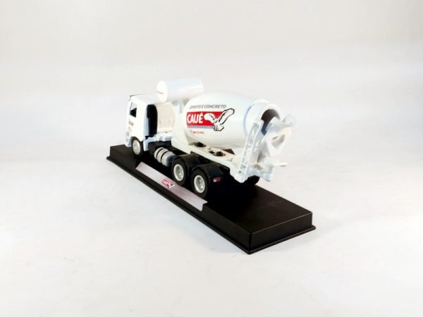 Miniatura de caminhão personalizado, fabricação nacional, betoneira truck 1:50, cabine VW Constellation e personalização Cauê.