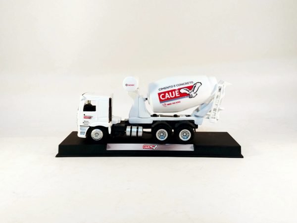 Miniatura de caminhão personalizado, fabricação nacional, betoneira truck 1:50, cabine VW Constellation e personalização Cauê.