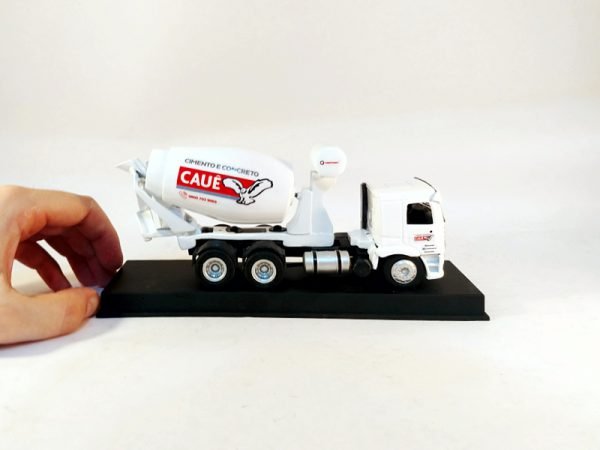 Miniatura de caminhão personalizado, fabricação nacional, betoneira truck 1:50, cabine VW Constellation e personalização Cauê.
