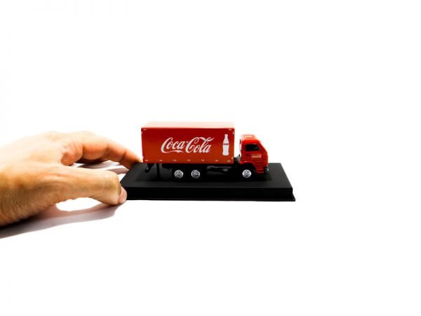 Miniatura de caminhão personalizado, fabricação nacional, Baú de Bebidas truck, cabine VW Worker, personalização Coca-Cola em escala 1:87.