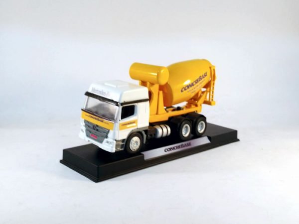 Miniatura de caminhão personalizado, fabricação nacional, betoneira truck 1:50, cabine MB Atego e personalização Concrebase.