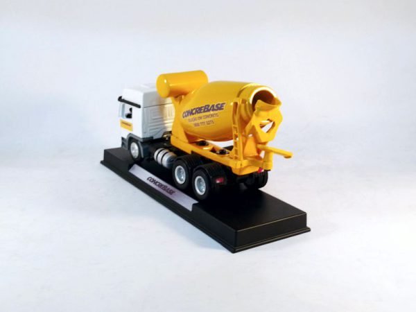 Miniatura de caminhão personalizado, fabricação nacional, betoneira truck 1:50, cabine MB Atego e personalização Concrebase.