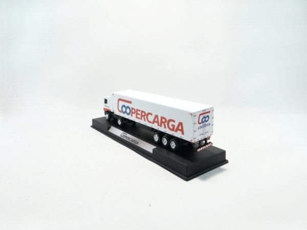 Miniatura de caminhão com baú 3 eixos juntos, cavalo mecânico Scania G380 4×2 em escala 1:50 e personalização Coopercarga.