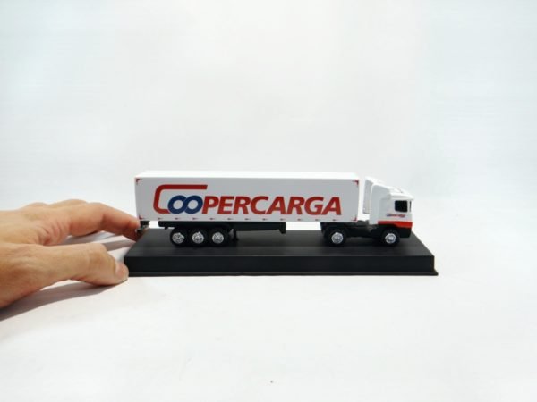 Miniatura de caminhão com baú 3 eixos juntos, cavalo mecânico Scania G380 4×2 em escala 1:50 e personalização Coopercarga.