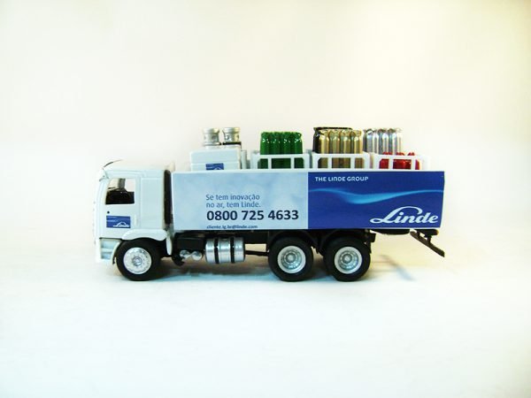 Miniatura de caminhão personalizado, fabricação nacional, Químico 8 Engradados truck 1:50, cabine VW Constellation, personalizado Linde.