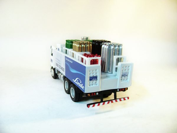 Miniatura de caminhão personalizado, fabricação nacional, Químico 8 Engradados truck 1:50, cabine VW Constellation, personalizado Linde.