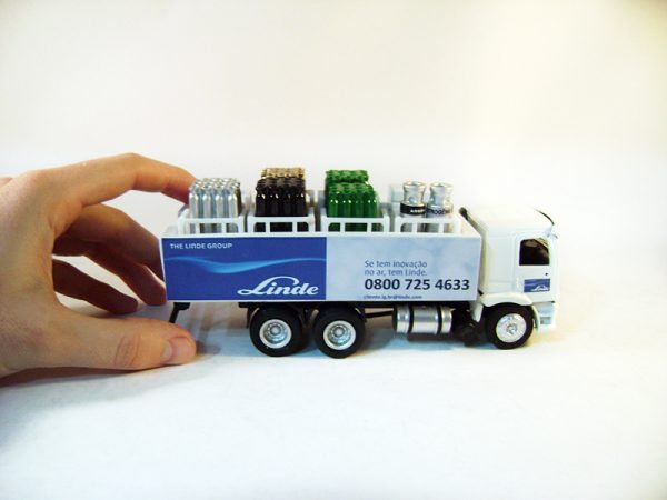 Miniatura de caminhão personalizado, fabricação nacional, Químico 8 Engradados truck 1:50, cabine VW Constellation, personalizado Linde.