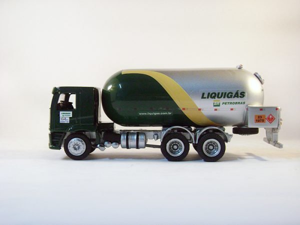 Miniatura de caminhão personalizado, fabricação nacional, GLP curvo truck 1:50, cabine VW Constellation e personalização Liquigás.