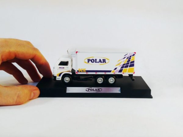 Miniatura de caminhão personalizado, fabricação nacional, baú truck frigorífico, cabine VW Worker em escala 1:87 e personalização Polar.