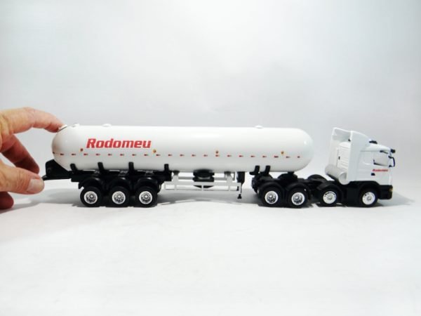 Miniatura de caminhão GLP curvo longo 3 eixos juntos, com cavalo mecânico Scania G380 8x2 em escala 1:50, com personalização Rodomeu.