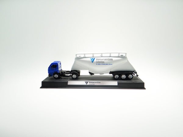 Miniatura de caminhão com silo cimenteiro 3 eixos Juntos, mais cavalo mecânico VW Worker 4x2, em escala 1:87, com personalização Votorantim.
