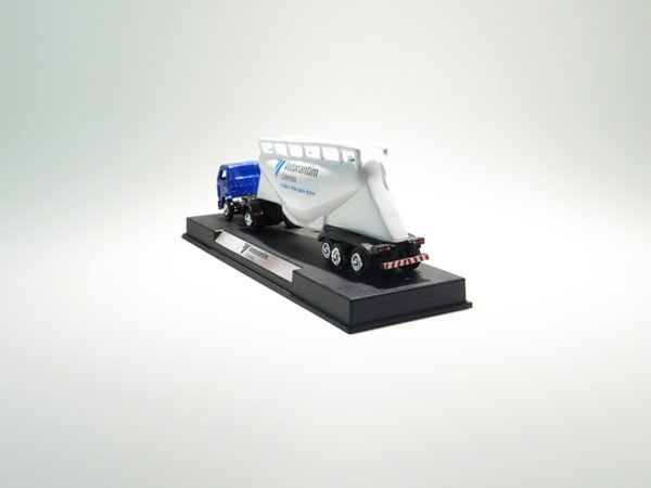 Miniatura de caminhão com silo cimenteiro 3 eixos Juntos, mais cavalo mecânico VW Worker 4x2, em escala 1:87, com personalização Votorantim.