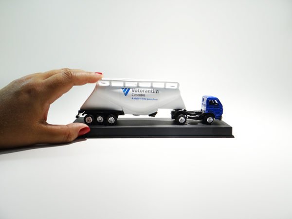 Miniatura de caminhão com silo cimenteiro 3 eixos Juntos, mais cavalo mecânico VW Worker 4x2, em escala 1:87, com personalização Votorantim.
