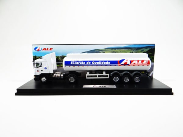 Miniatura de caminhão personalizado, fabricação nacional, modelo combustível 3 eixos juntos, cavalo mecânico CSG 380 4×2, escala 1:50, com diorama e personalização Postos ALE.
