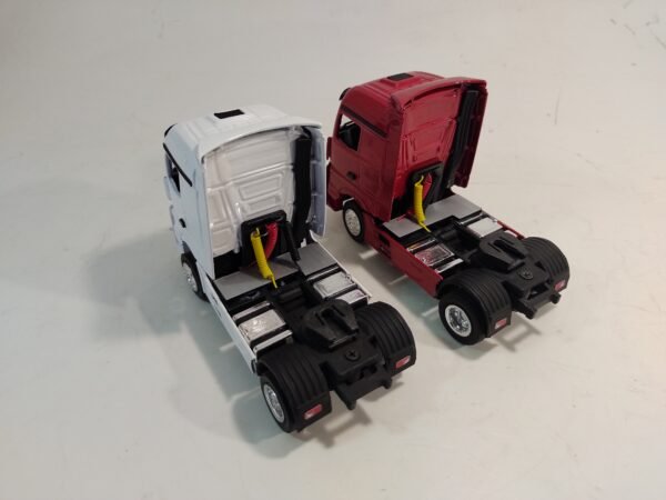 Miniatura de cavalo mecânico 4x2 Mercedes-Benz, modelo Actros, em escala 1:50, fabricação nacional.