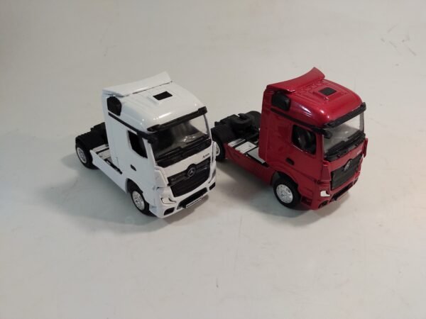 Miniatura de cavalo mecânico 4x2 Mercedes-Benz, modelo Actros, em escala 1:50, fabricação nacional.