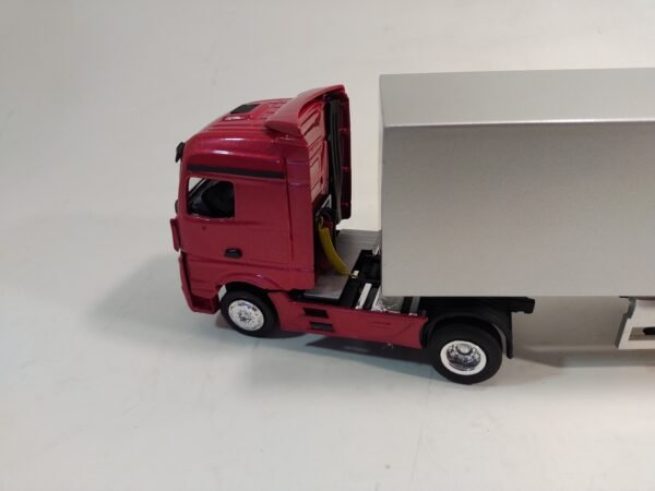 Miniatura de cavalo mecânico 4x2 Mercedes-Benz, modelo Actros, em escala 1:50, fabricação nacional.
