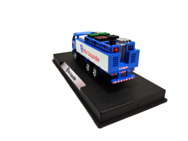 Miniatura de caminhão personalizado, fabricação nacional, Químico 8 Engradados truck, cabine VW Worker em escala 1:87, personalizado Air Liquide.
