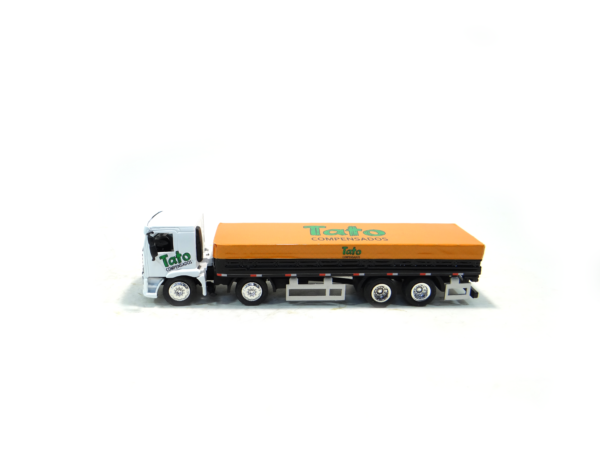 Miniatura de caminhão personalizado, fabricação nacional, carga seca BiTruck 8x2 1:50 com lona, cabine VW Constellation e personalização Tato Compensado.