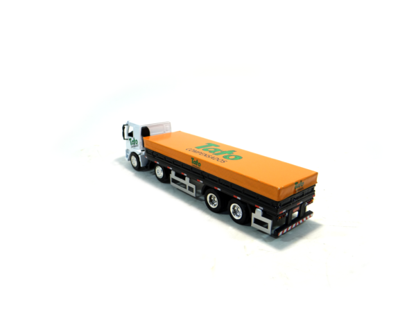Miniatura de caminhão personalizado, fabricação nacional, carga seca BiTruck 8x2 1:50 com lona, cabine VW Constellation e personalização Tato Compensado.