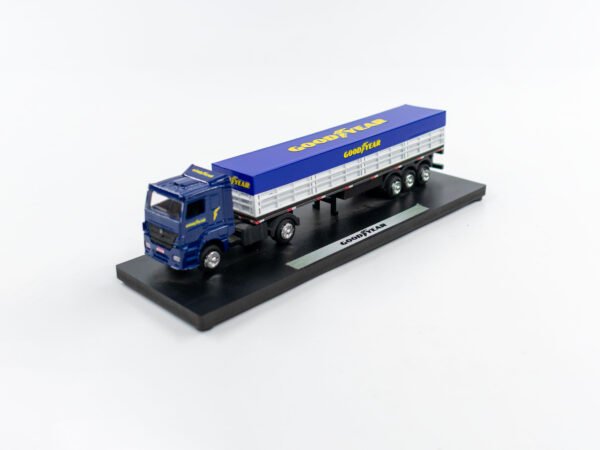 Miniatura de caminhão com graneleiro 3 eixos juntos, personalizada, fabricação nacional, personalização Goodyear, em escala 1:87.