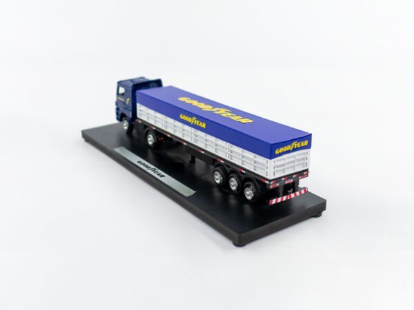 Miniatura de caminhão com graneleiro 3 eixos juntos, personalizada, fabricação nacional, personalização Goodyear, em escala 1:87.