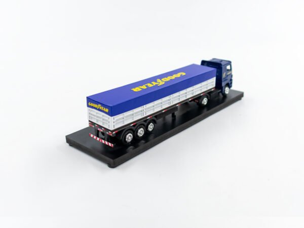 Miniatura de caminhão com graneleiro 3 eixos juntos, personalizada, fabricação nacional, personalização Goodyear, em escala 1:87.