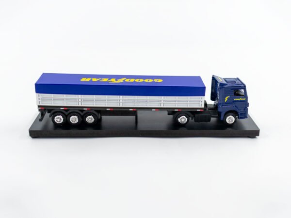 Miniatura de caminhão com graneleiro 3 eixos juntos, personalizada, fabricação nacional, personalização Goodyear, em escala 1:87.