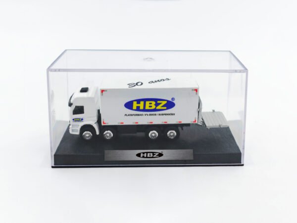 Projeto especial: miniatura de caminhão personalizado, fabricação nacional, com baú truck plataforma e personalização HBZ em escala 1:87.