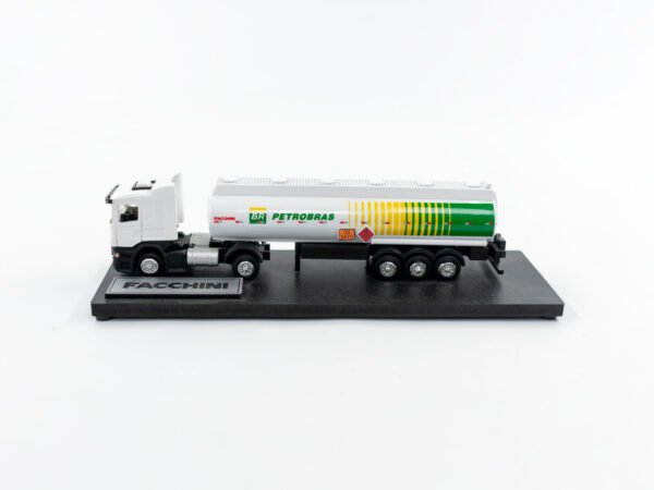 Miniatura de caminhão tanque de combustível, personalizada, fabricação nacional, personalização Petrobras, com cavalo Scania, em escala 1:87.