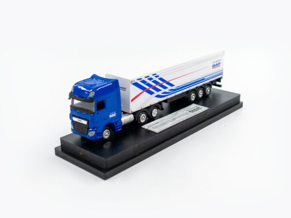 Miniatura de caminhão com baú 3 eixos, cavalo mecânico DAF e personalização Via Trucks/DAF – Escala 1:87