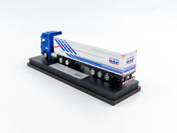 Miniatura de caminhão com baú 3 eixos, cavalo mecânico DAF e personalização Via Trucks/DAF – Escala 1:87