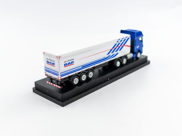 Miniatura de caminhão com baú 3 eixos, cavalo mecânico DAF e personalização Via Trucks/DAF – Escala 1:87